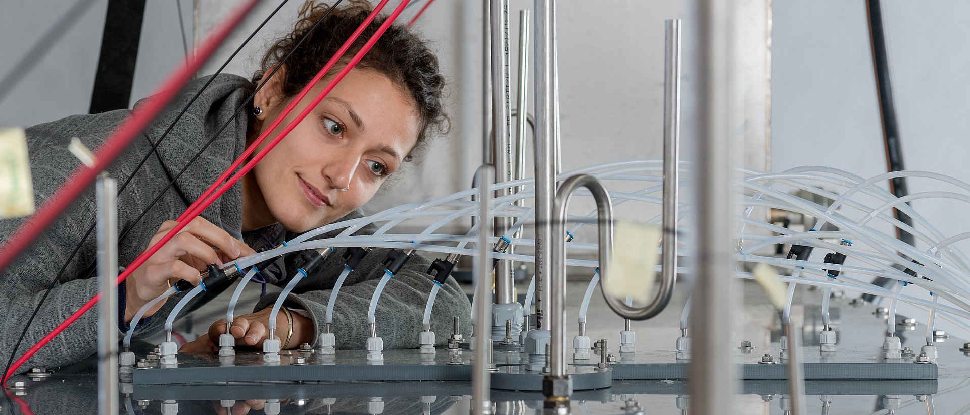 Eine Wissenschaftlerin in einem Labor für Wasserforschung.