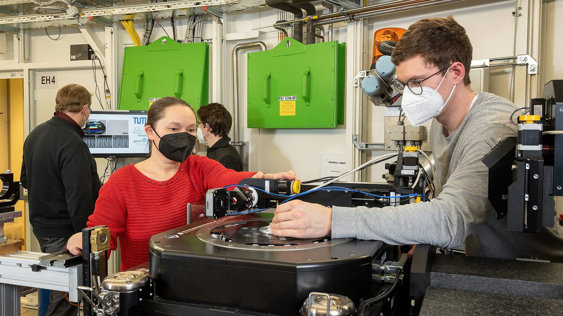 Julia Herzen (front left), Professor of Biomedical Imaging Physics at TUM, working together with her team at the micro-computed tomography scanner.