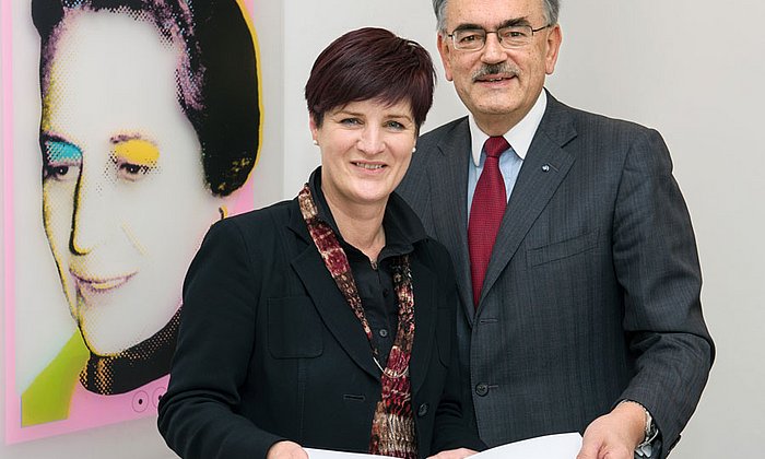 Präsident Wolfgang A. Herrmann ernennt Prof. Sabine Maasen.