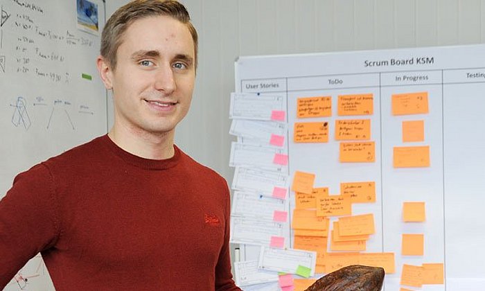 A cocoa pod from Cameroon: Together with fellow TUM students Gilles Heymes develops a peeling machine. (Photo: Maren Willkomm)