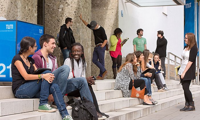 Students at the main entrance of TUM