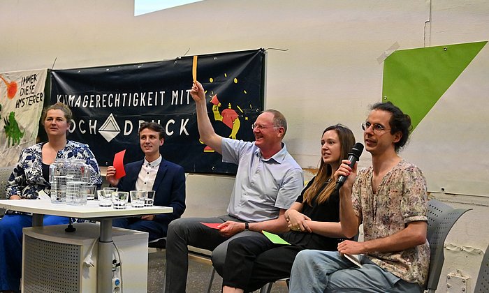Elias Singer, Werner Lang und Lucia Layritz sowie das Moderationsteam bei der Fishbowl-Diskussion zur Rolle von Universitäten in der Klimakrise