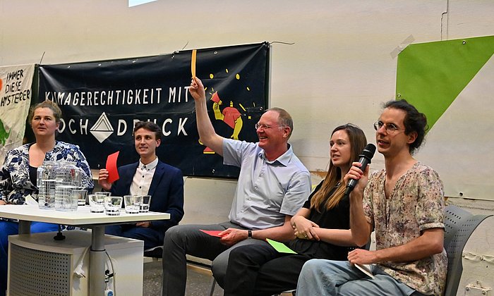 Elias Singer, Werner Lang und Lucia Layritz sowie das Moderationsteam bei der Fishbowl-Diskussion zur Rolle von Universitäten in der Klimakrise