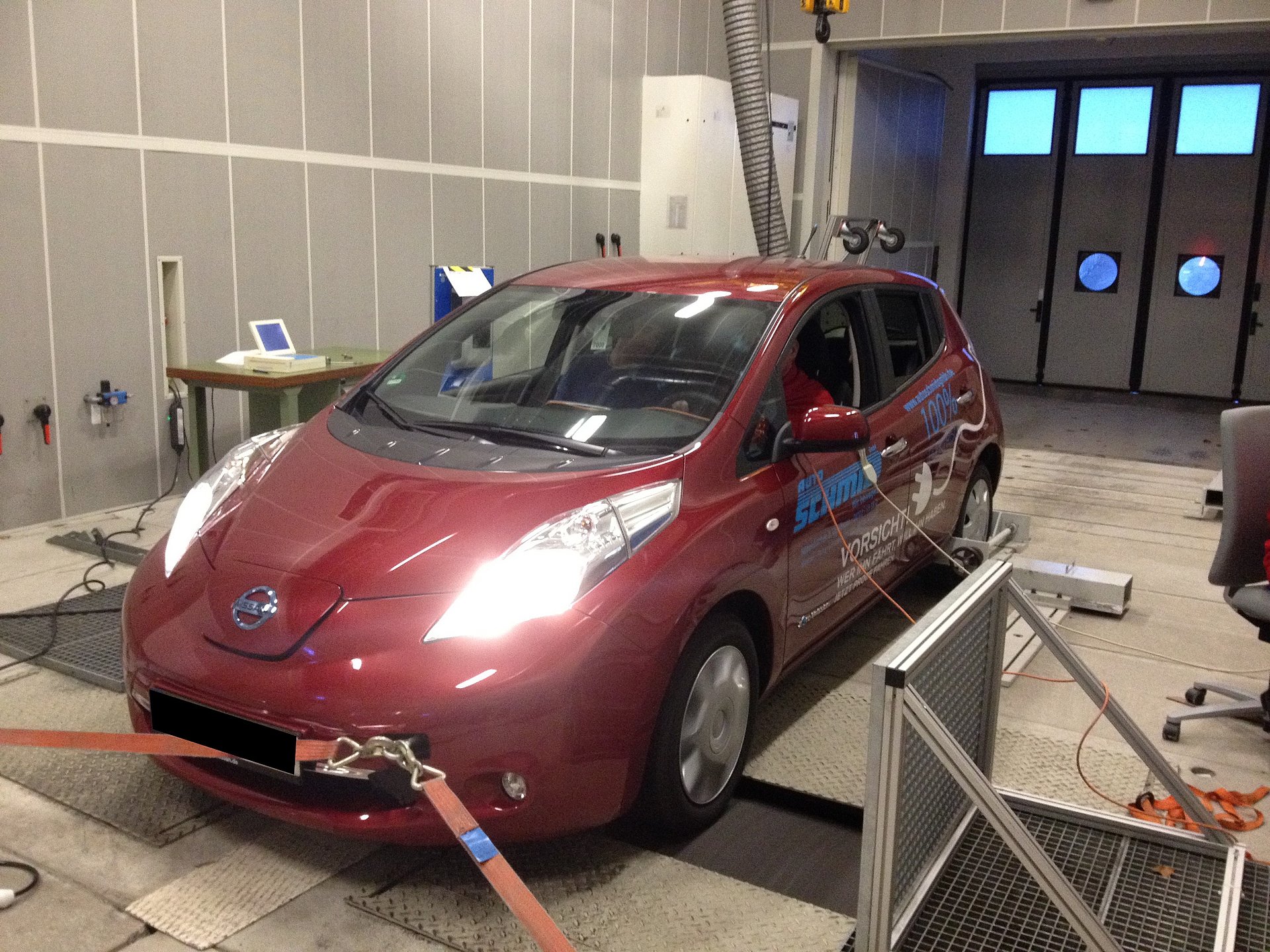 Ein Elektroauto auf dem Rollenprüfstand der Technischen Universität München.