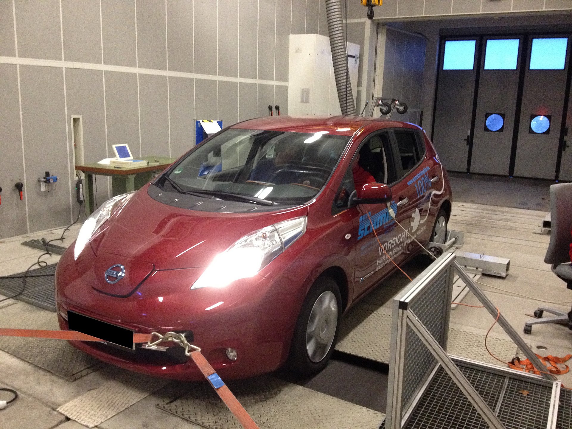 [Translate to en:] Ein Elektroauto auf dem Rollenprüfstand der Technischen Universität München.