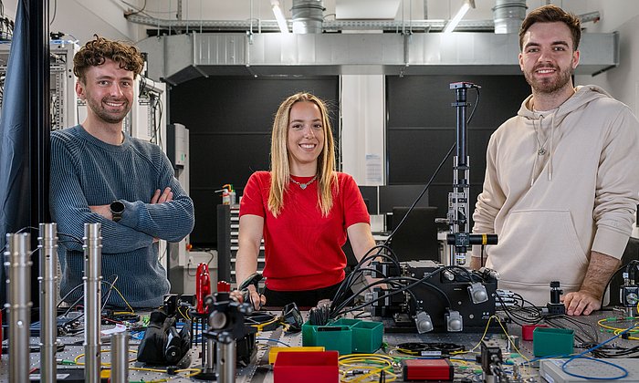 Studierende Alexander Orlov, Ginevra Fulco und Leart Zuka (v. l. n. r.) von PushQuantum