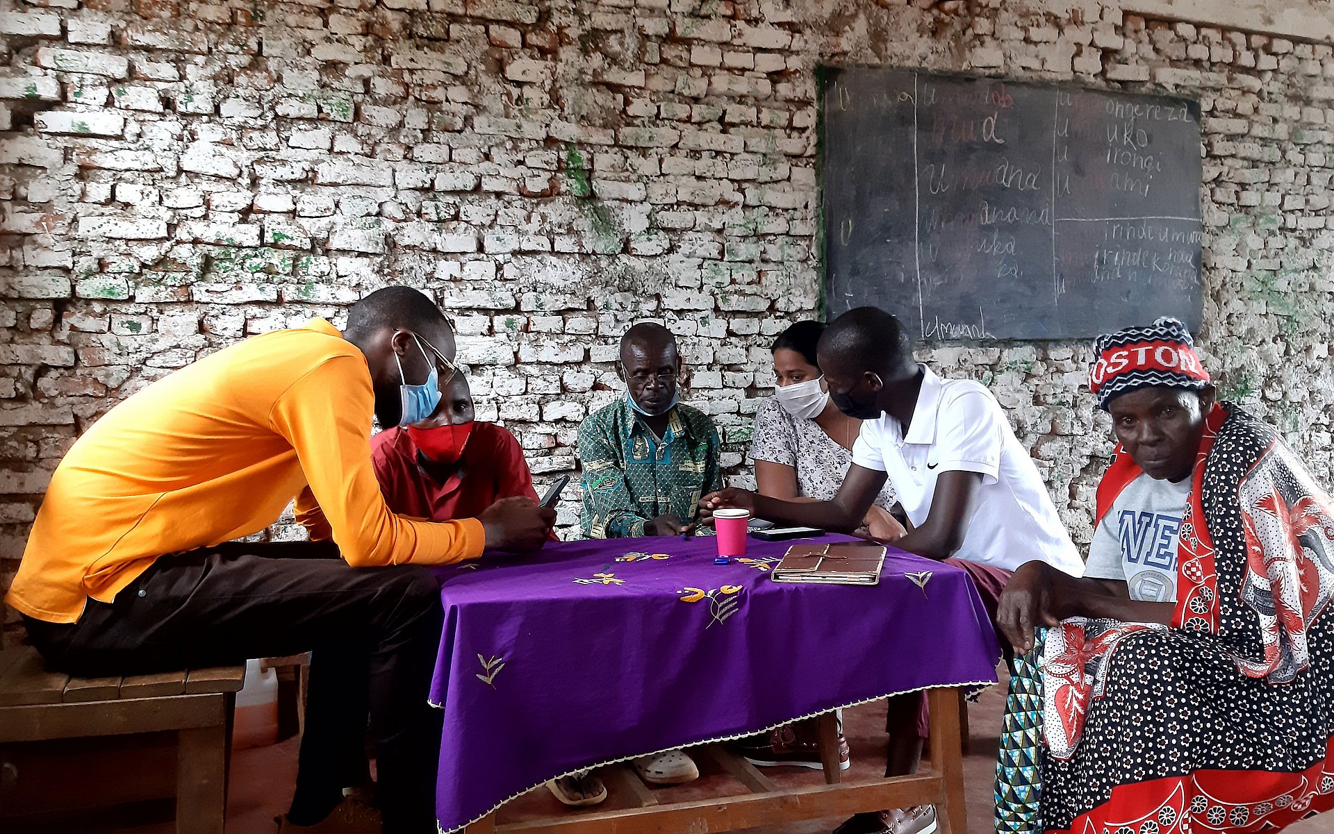 TUM-Studentin Prathiba Devadas mit Dorfbewohnern in Ruanda.