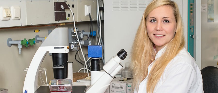 Europaweit einzigartiger Master an der TUM: Anna Kirstein ist eine der ersten Absolvent/innen in "Radiation Biology". (Foto: Uli Benz) Europaweit einzigartiger Master an der TUM: Anna Kirstein ist eine der ersten Absolvent/innen in "Radiation Biology". (Foto: Uli Benz)