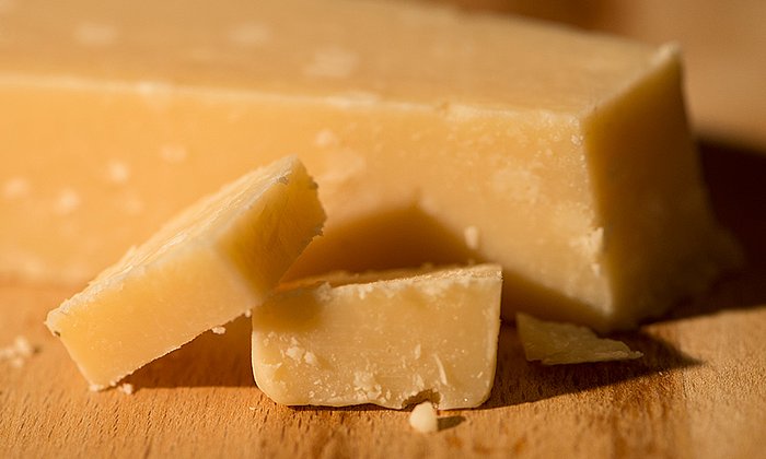 Welche Geschmacks- und Aromastoffe stecken in Parmesan? Dem sind TUM-Wissenschaftler nun nachgegangen. (Foto: TUM/ A. Battenberg)