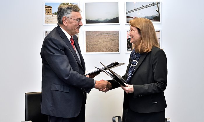 Alice Gast and Wolfgang A. Herrmann at agreeing the partnership between ICL and TUM. (Picture: jo mieszkowski / ICL)