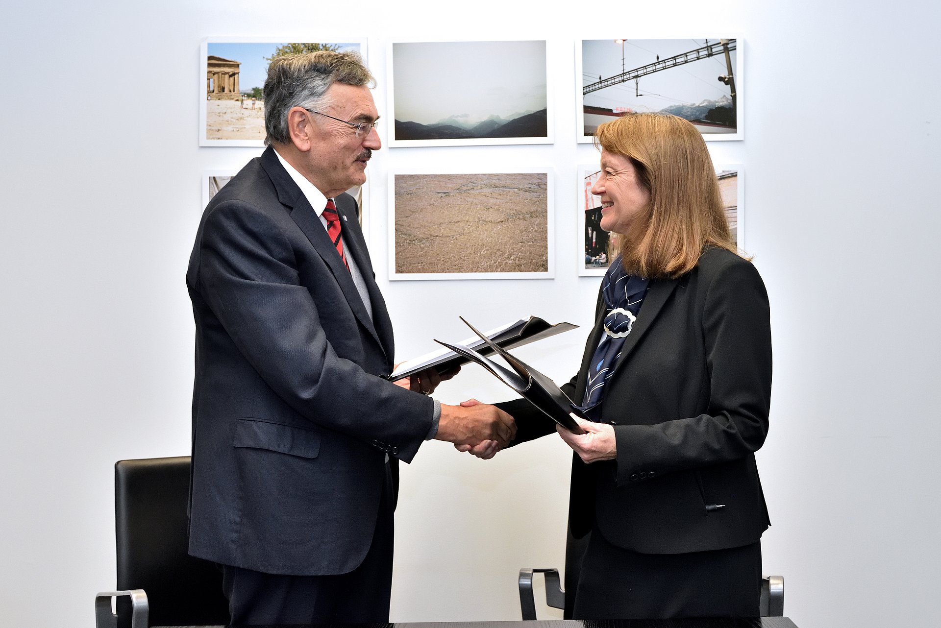 Alice Gast and Wolfgang A. Herrmann at agreeing the partnership between ICL and TUM. (Picture: jo mieszkowski / ICL)