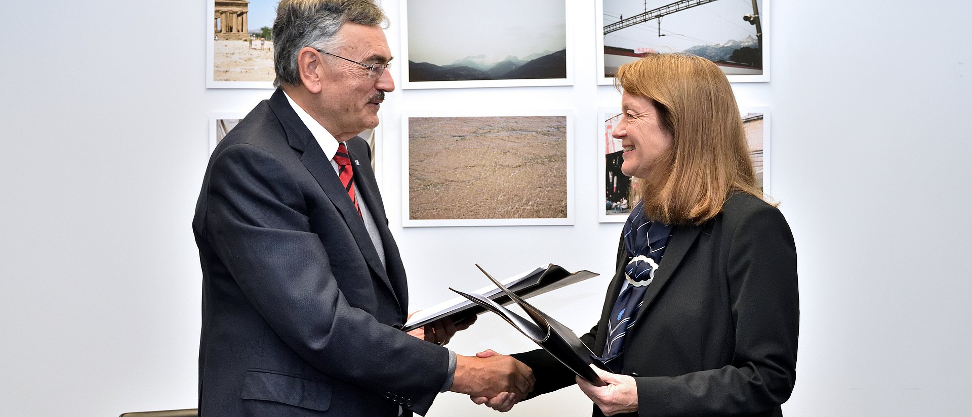 Alice Gast und Wolfgang A. Herrmann bei der Vereinbarung der Partnerschaft von ICL und TUM. (Bild: jo mieszkowski / ICL)