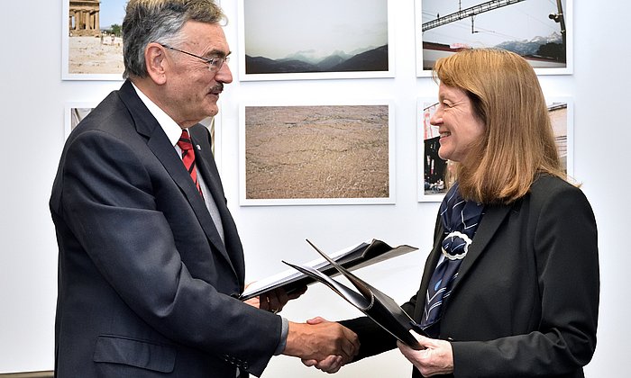 Alice Gast und Wolfgang A. Herrmann bei der Vereinbarung der Partnerschaft von ICL und TUM. (Bild: jo mieszkowski / ICL)