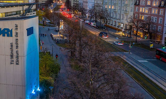 Zum Aktionstag der WHO beleuchtete die TUM ihr Hörsaalgebäude am Klinikum rechts der Isar in der Farbe "teal".