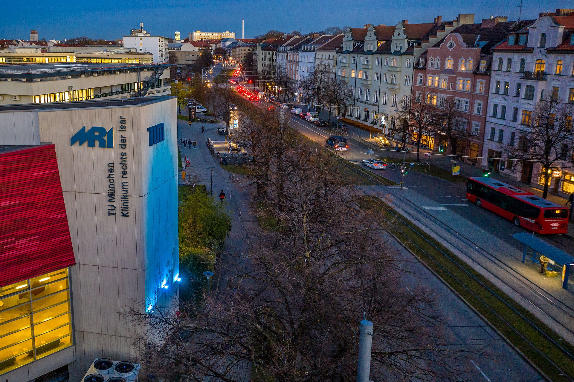 For the WHO campaign, the TUM illuminated its lecture hall building at the Klinikum rechts der Isar in the color teal.