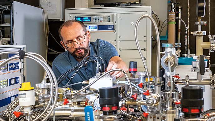 Marc A. Wilde investigates materials with special symmetries, such as manganese-silicon, in the laboratory of the TUM chair for Experimental Physics on the Topology of Correlated Systems.