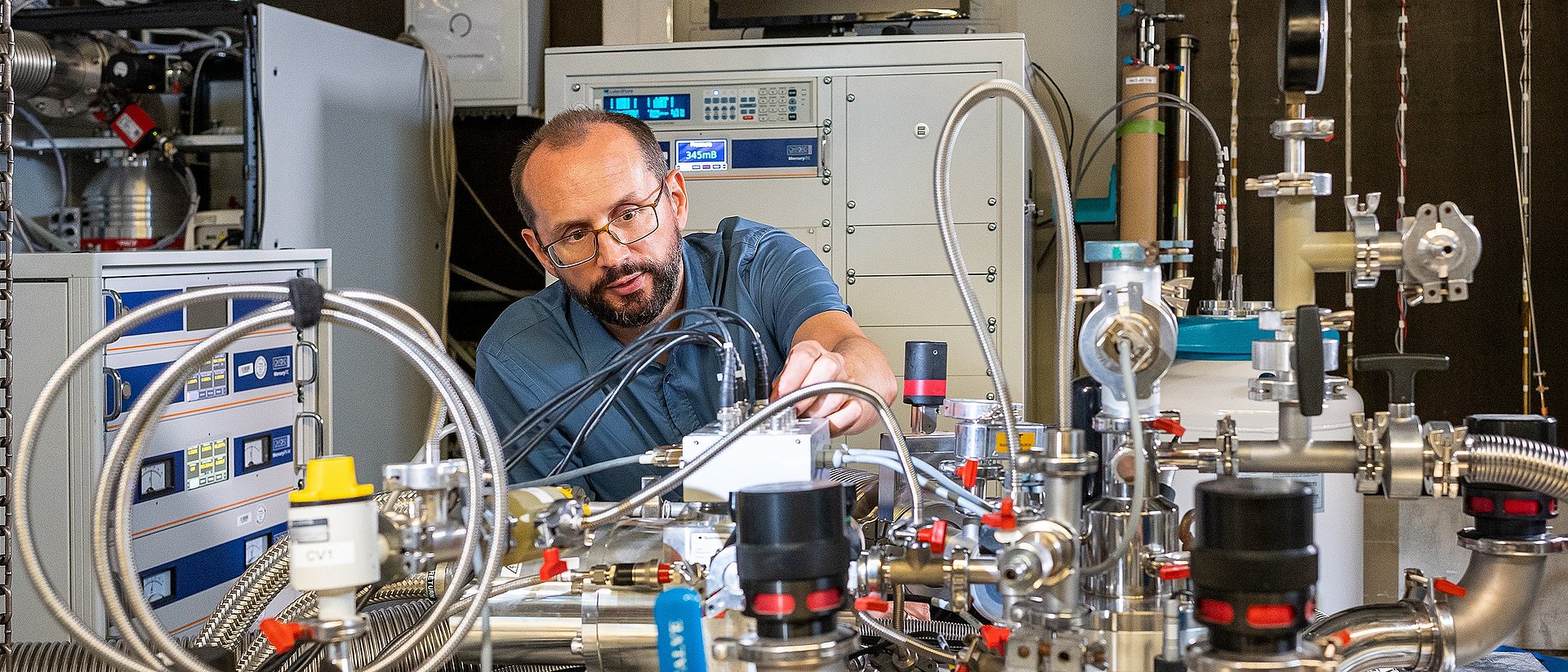 Marc A. Wilde untersucht im Labor des Lehrstuhls für Experimentalphysik zur Topologie korrelierter Systeme Materialien mit speziellen Symmetrien, wie beispielsweise Mangan-Silizium.