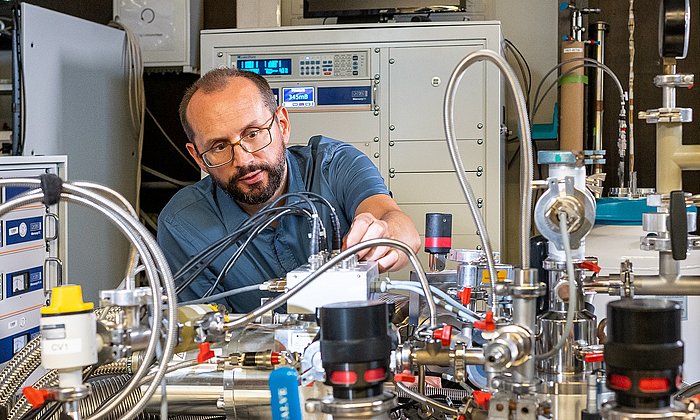 Marc A. Wilde investigates materials with special symmetries, such as manganese-silicon, in the laboratory of the TUM chair for Experimental Physics on the Topology of Correlated Systems.