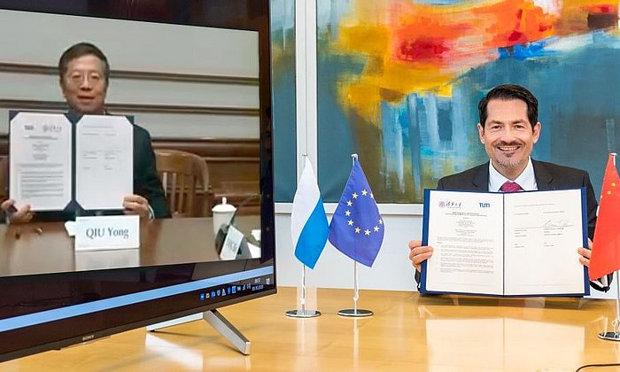 The Presidents Prof. Thomas F. Hofmann and Prof. Qiu Yong sign the partnership agreement during a video conference. 