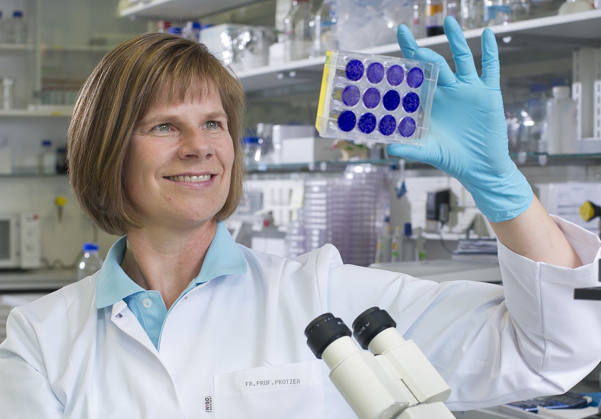 Virologin Prof. Ulrike Protzer im Labor. (Bild: Andreas Heddergott / TUM) Virologin Prof. Ulrike Protzer sitzt im Labor.