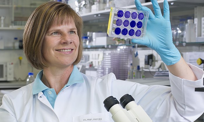 Virologin Prof. Ulrike Protzer sitzt im Labor.