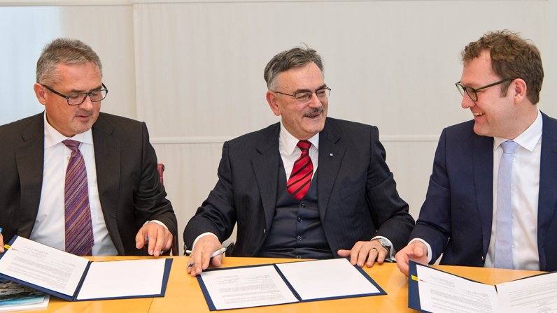 (V. li.) Dr. Roland Fischer, CEO Oerlikon, TUM-Präsident Wolfgang A. Herrmann und Florian Mauerer, Head of Business Unit Additive Manufacturing. (Foto: Andreas Heddergott / TUM)