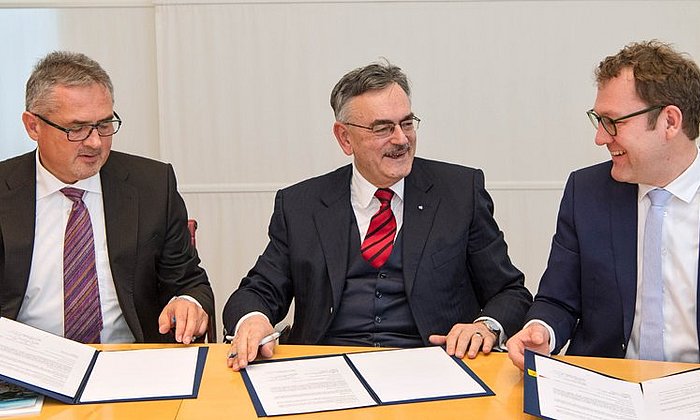 (V. li.) Dr. Roland Fischer, CEO Oerlikon, TUM-Präsident Wolfgang A. Herrmann und Florian Mauerer, Head of Business Unit Additive Manufacturing. (Foto: Andreas Heddergott / TUM)