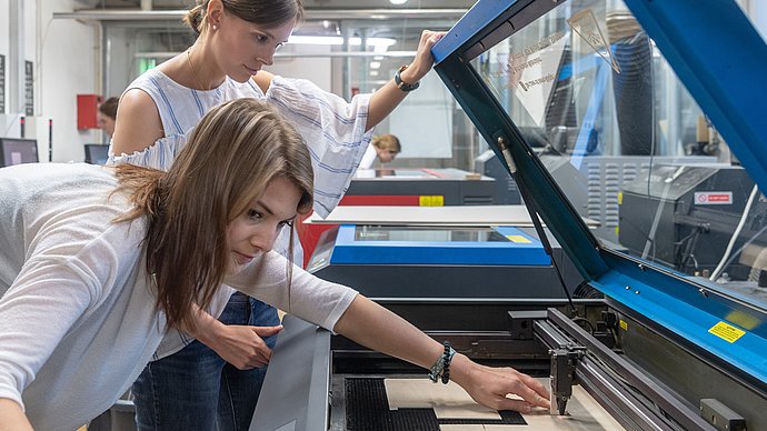 Zwei Teilnehmerinnen des  Hackathons „Think.Make.Start“