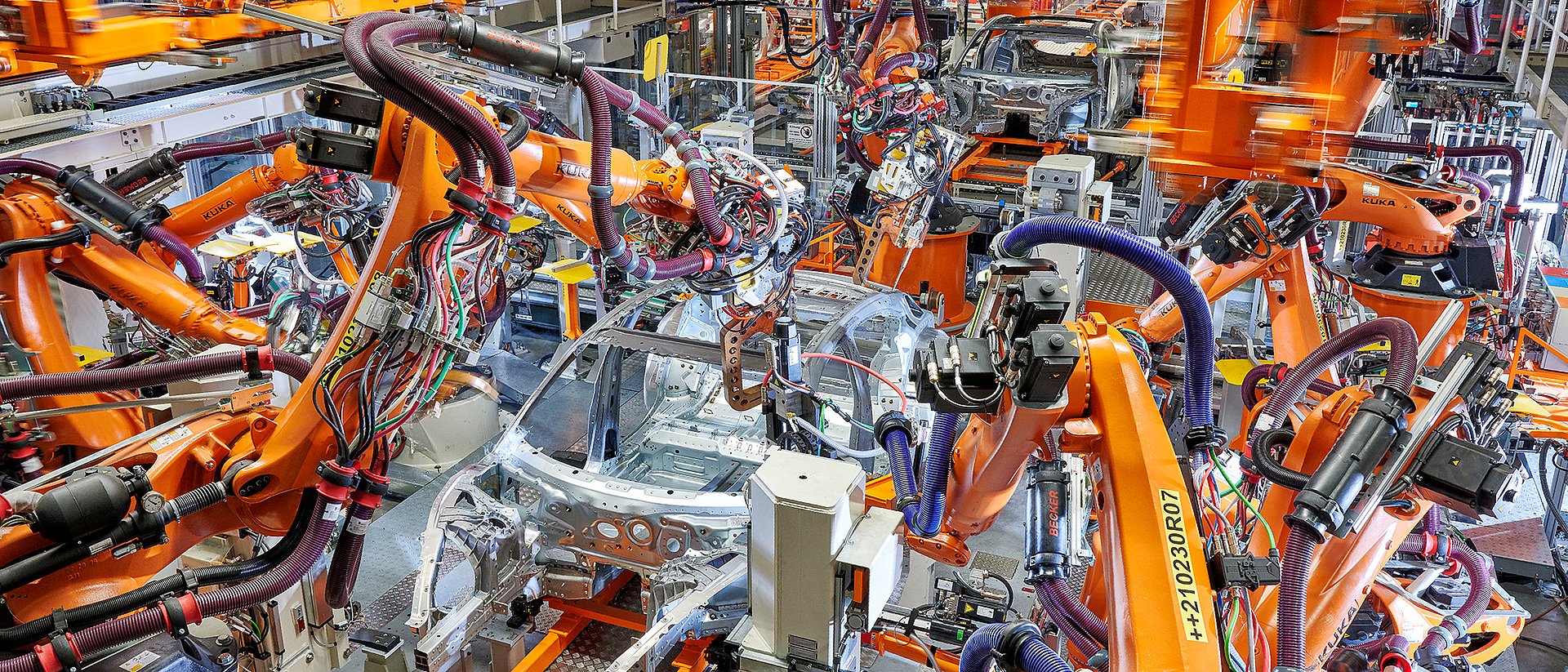 Audi Produktionshalle Mit dem Ziel, ein weltweit führendes Kompetenznetzwerk für digitale Fabriktransformation und -innovation aufzubauen, starten Audi, das Fraunhofer-Institut IAO und die TUM die Digitalisierungsoffensive „Automotive Initiative 2025“ (AI25).