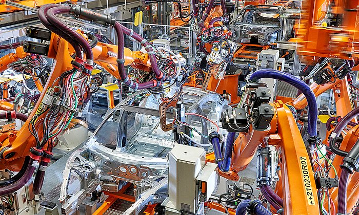 Mit dem Ziel, ein weltweit führendes Kompetenznetzwerk für digitale Fabriktransformation und -innovation aufzubauen, starten Audi, das Fraunhofer-Institut IAO und die TUM die Digitalisierungsoffensive „Automotive Initiative 2025“ (AI25). 