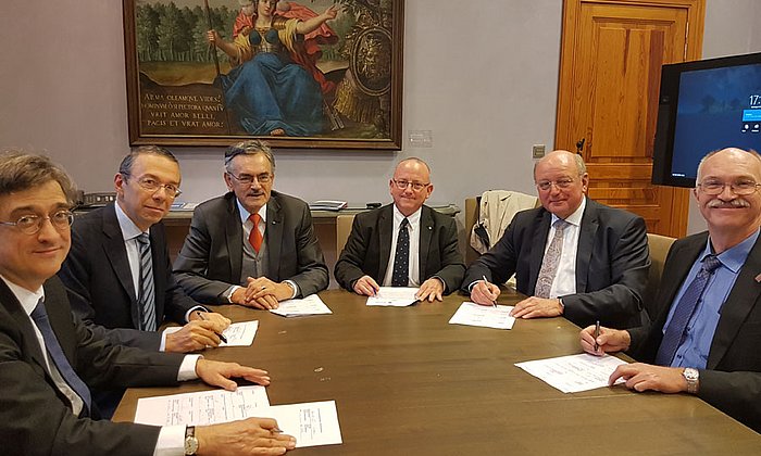 Die EuroTech-Universitäten unterzeichnen in Brüssel den Beitritt des Technion, das von Vizepräsident Prof. Wayne Kaplan (3.v.r.) vertreten wird. (Bild: I. Odenthal / TUM)
