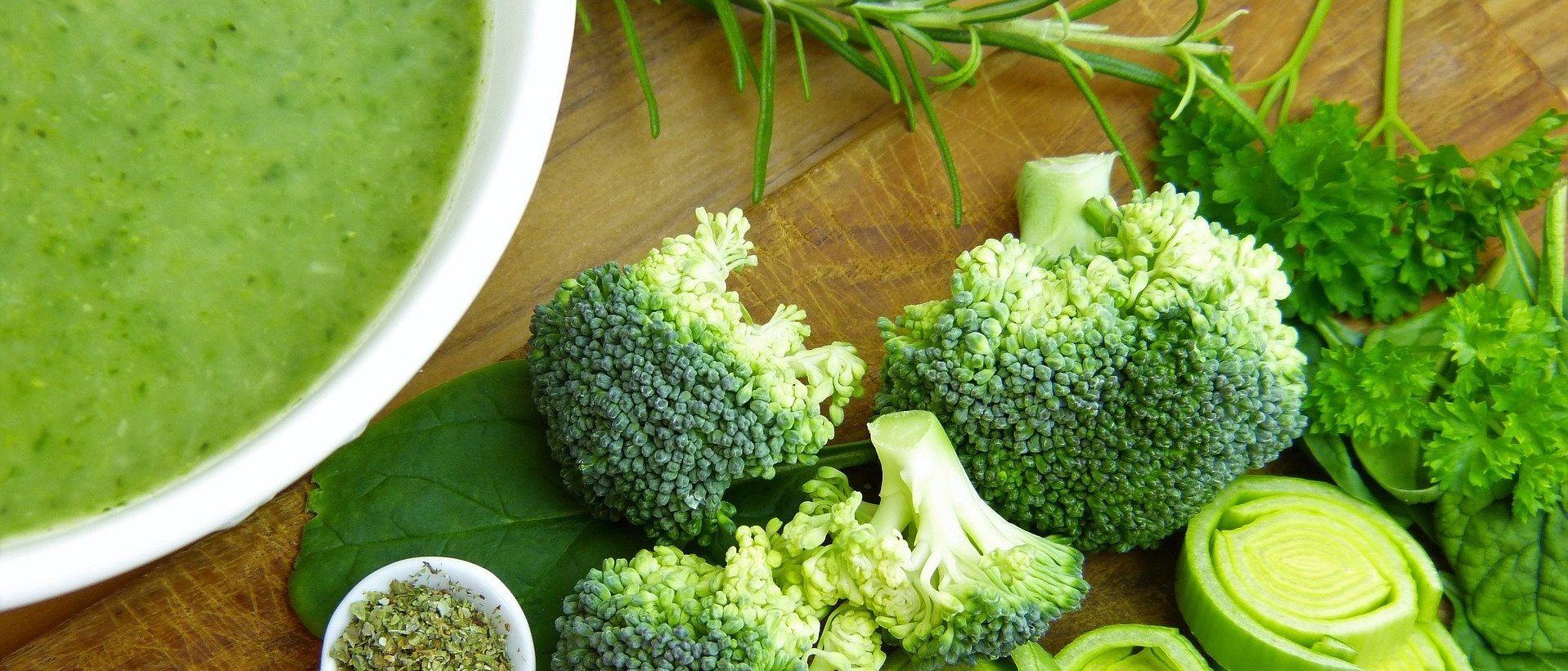 Bedarfsgerechte, ausgewogene Ernährung Grüne Suppe und Brokkoli, Salbei, Petersilie und Lauch.
