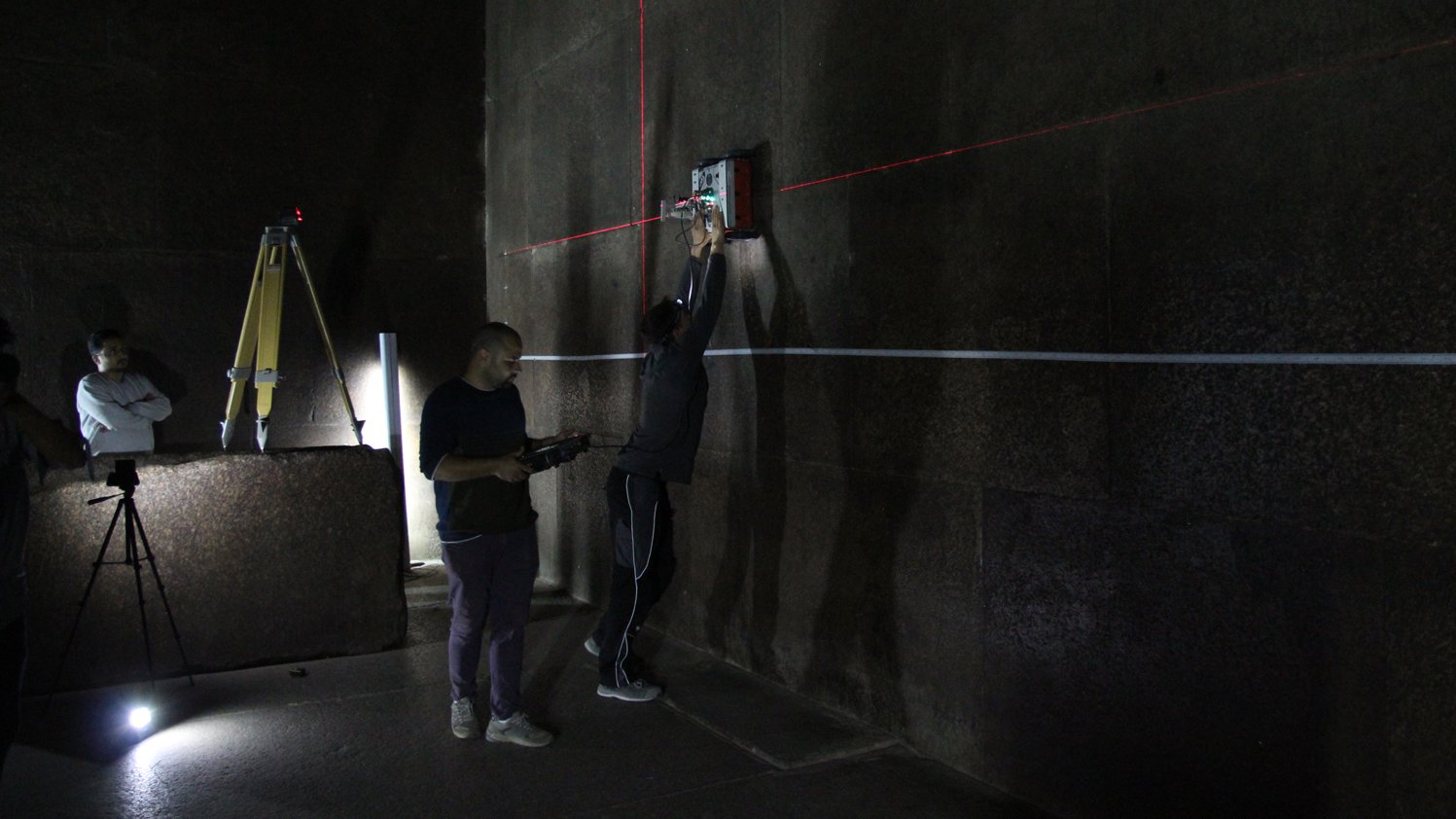 Johannes Rupfle during a radar measurement of a horizontal profile in the Kings Chamber. 