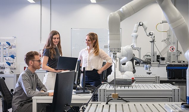 Wissenschaftlerinnen und Wissenschaftler in einem Robotik-Labor der TUM.