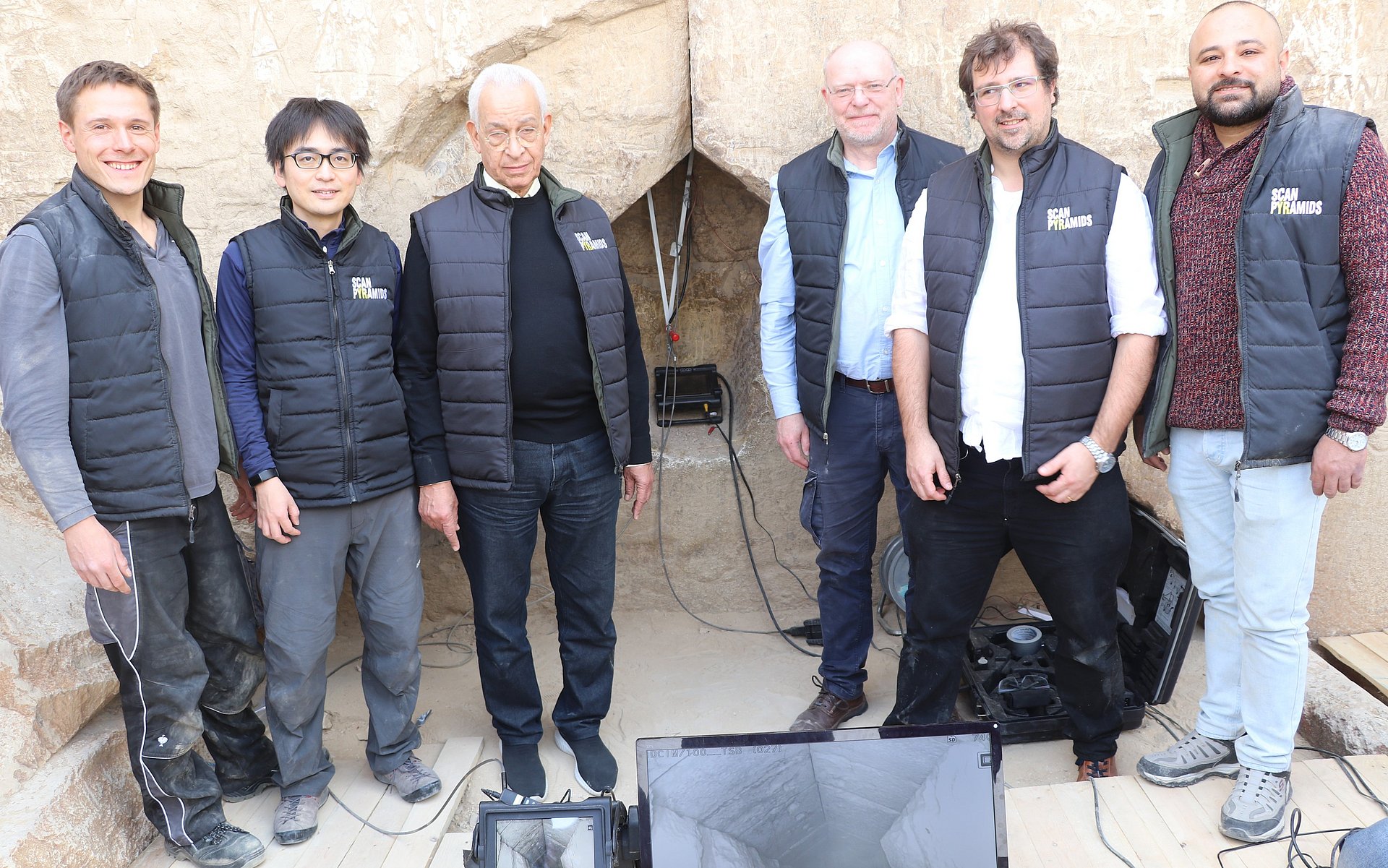  A group of researchers in front of the site.