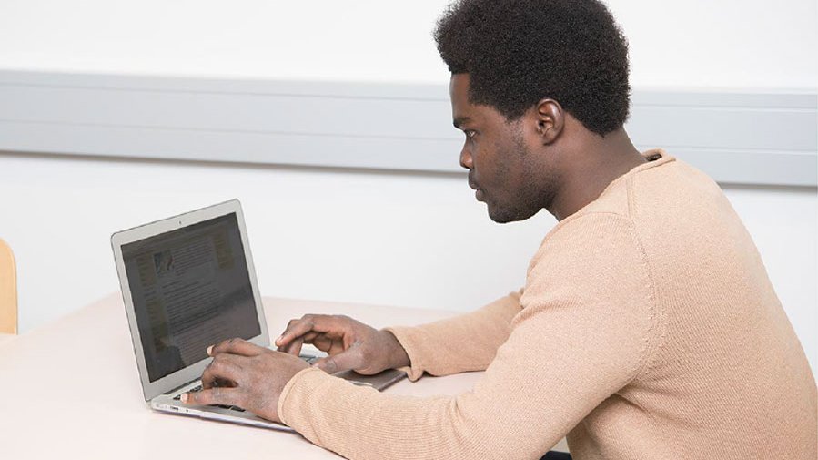 Laptop für eine Hausarbeit oder eine Präsentation? Leihen Sie sich einen beim AStA der TUM aus! (Foto: Uli Benz)