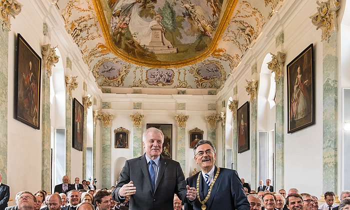 Ministerpräsident Seehofer und TUM-Präsident Herrmann eröffnen im Festsaal des Klosters Raitenhaslach das neue Akademiezentrum der TUM.