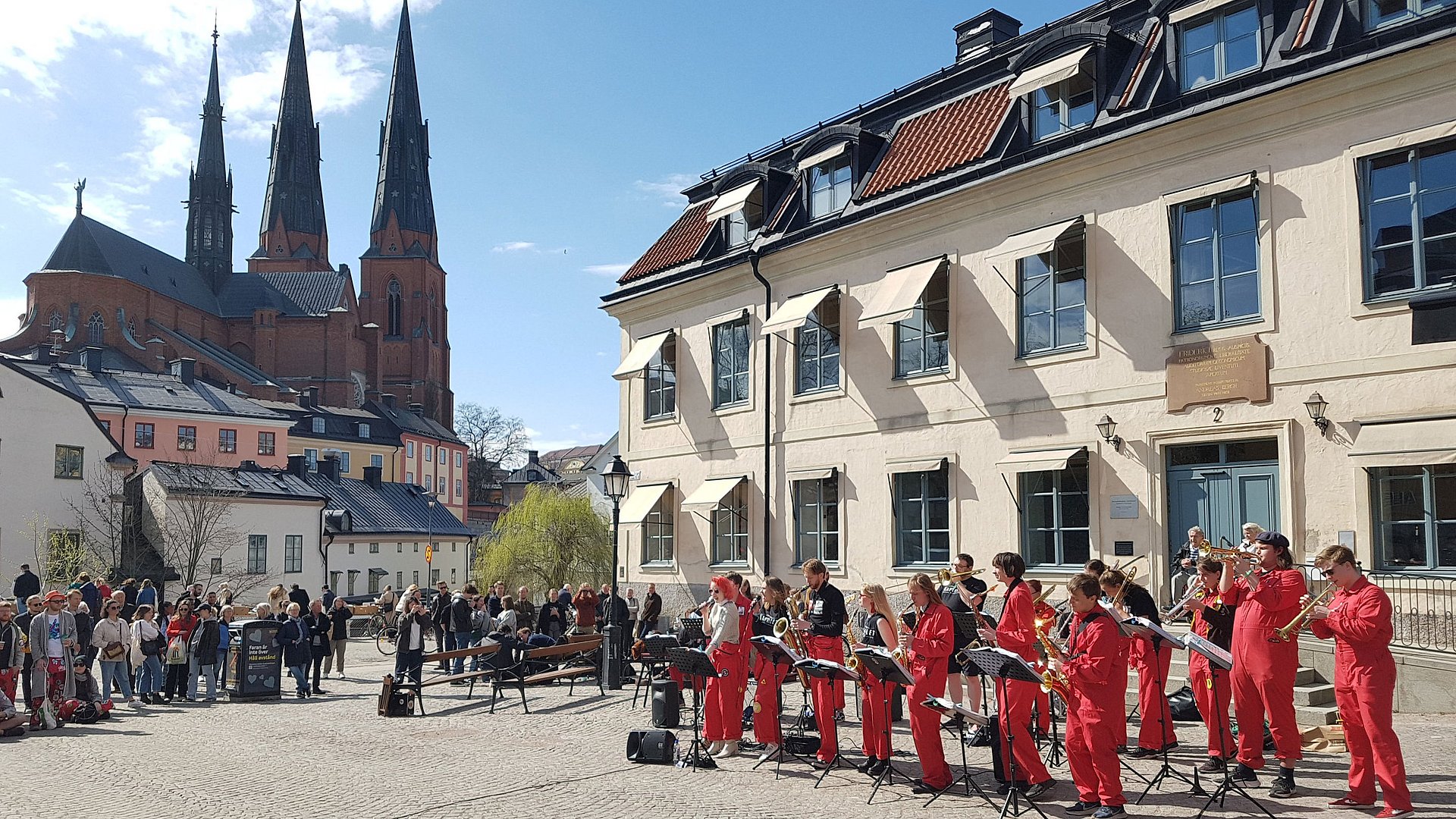 Jazz band with Uppsala Cathedral in the background