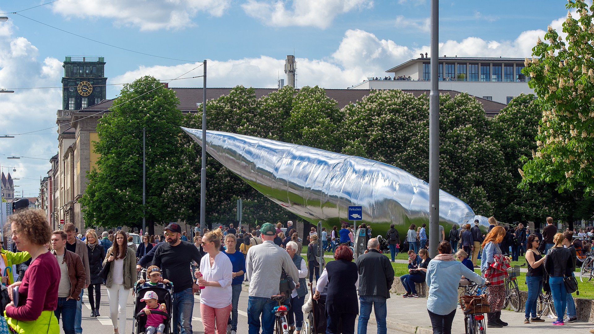 Besucher:innen des Kunstareal-Fest 2015 vor dem Hauptgebäude der TUM