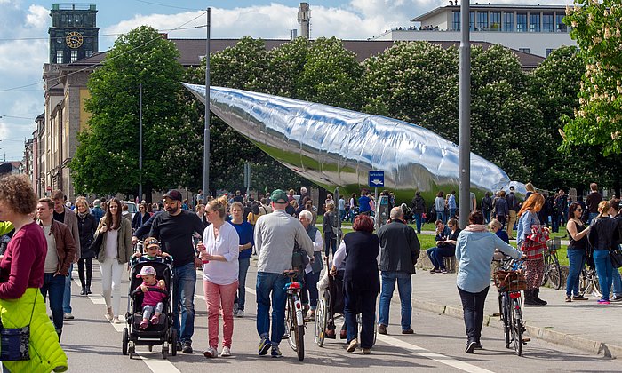 Visitors of the Kunstareal-Fest 2015 in front of the main building of the TUM