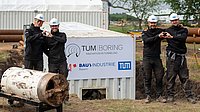 Das TUM Boring Team freut sich über den erfolgreichen Wettkampf und präsentiert den Bohrkopf