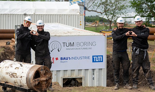 Das TUM Boring Team freut sich über den erfolgreichen Wettkampf und präsentiert den Bohrkopf