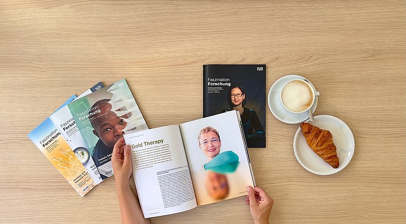Magazine "Faszination Forschung" liegen auf einem Tisch.