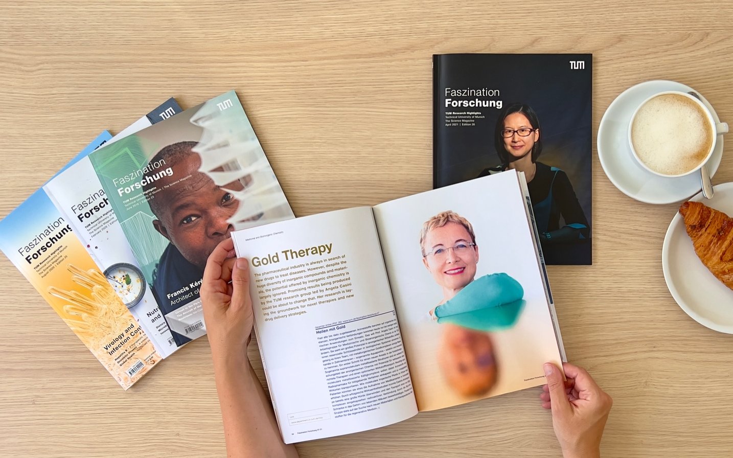 Magazine "Faszination Forschung" liegen auf einem Tisch.