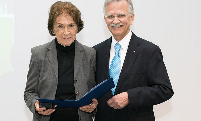 Der Ärztliche Direktor des TUM Klinikums rechts der Isar, Prof. Reiner Gradinger, überreicht Prof. Ursula Schmidt-Tintemann die Heinz Maier-Leibnitz-Medaille. (Foto: U. Benz / TUM)