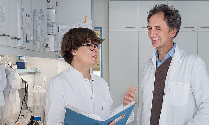 Prof. Jürgen Ruland (rechts) und Dr. Tim Wartewig haben mit ihrer neuen Studie einen neuen Ansatzpunkt für Therapien gegen Lymphdrüsenkrebs gefunden. (Bild: A. Heddergott / TUM)