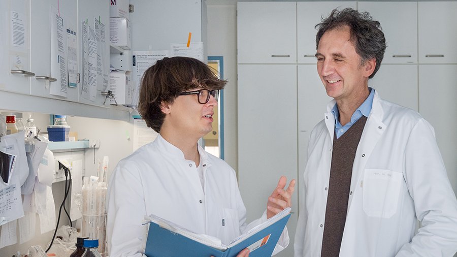 Prof. Jürgen Ruland (rechts) und Dr. Tim Wartewig haben mit ihrer neuen Studie einen neuen Ansatzpunkt für Therapien gegen Lymphdrüsenkrebs gefunden. (Bild: A. Heddergott / TUM)