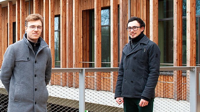 Adrian Heider und Jonathan Bauer (rechts) vom Green Office Straubing.