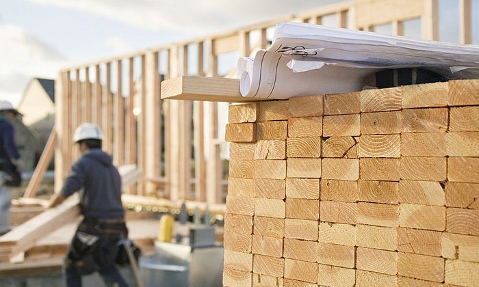 Mit der richtigen Tragwerksplanung lassen sich aus Holz sogar Wolkenkratzer errichten. (Bild: iStockphoto.com / David Papazian)