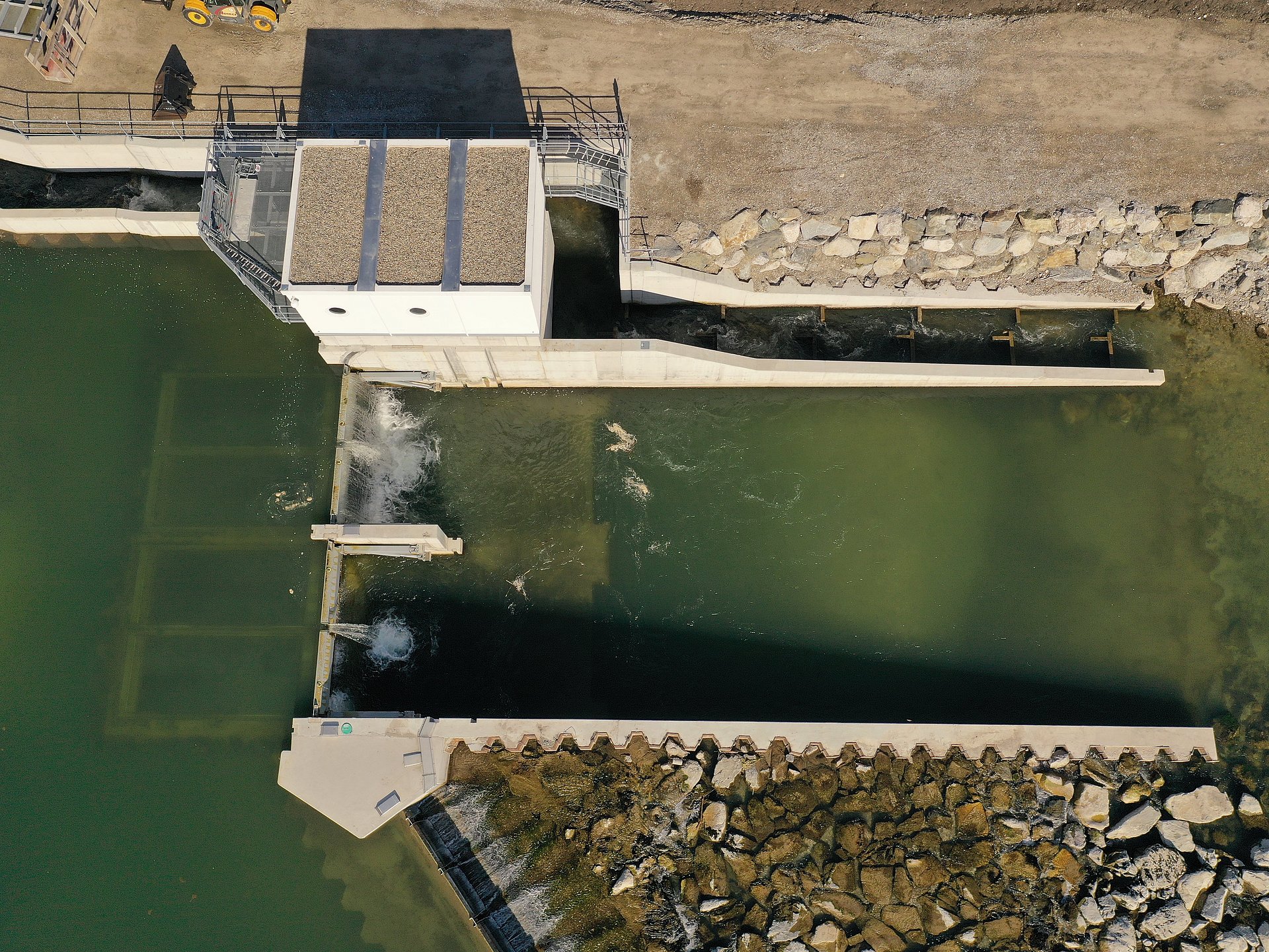 Schachtkraftwerk in der Loisach bei Großweil